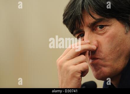 Paris, Frankreich. 5. Februar 2013. Deutschlands Trainer Joachim Loew beteiligt sich an einer Pressekonferenz, die von der deutschen Fußball-Nationalmannschaft in Paris, Frankreich, 5. Februar 2013. Deutsch spielt Frankreich am 6. Februar 2013. Foto: ANDREAS GEBERT/Dpa/Alamy Live-Nachrichten Stockfoto