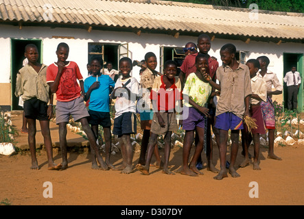 Simbabwischen jungen Jungen Jungen, jungen, Kinder, Schüler, Schüler, Dorf von Mahenye, Provinz Manicaland, Simbabwe, Afrika Stockfoto