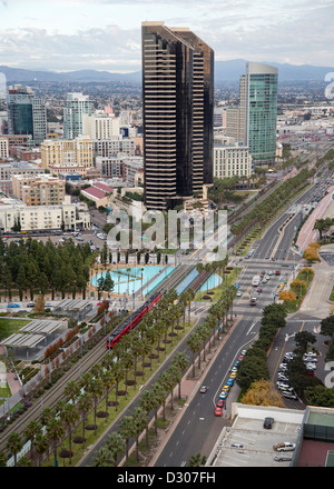 San Diego, Kalifornien - die rote San Diego Trolley läuft durch die Innenstadt von San Diego. Stockfoto