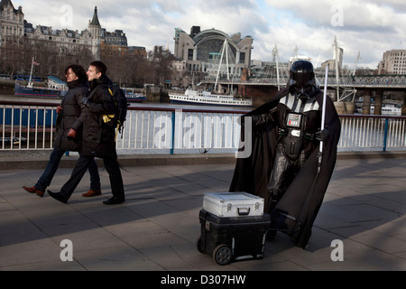Southbank in London. Eine Straße Entertainer ankommt, gekleidet wie Darth Vader aus dem Film StarWars. Stockfoto