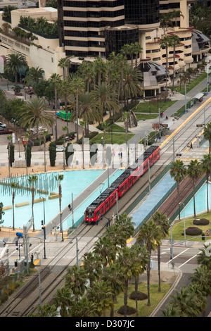 San Diego, Kalifornien - The San Diego Trolley verläuft durch das Zentrum. Stockfoto