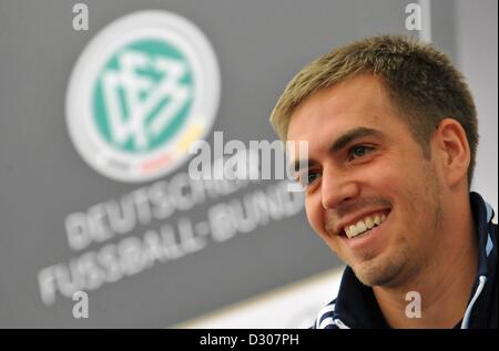 Paris, Frankreich. 5. Februar 2013. Deutschlands Kapitän Philipp Lahm nimmt Teil an einer Pressekonferenz, die von der deutschen Fußball-Nationalmannschaft in Paris, Frankreich, 5. Februar 2013. Deutsch spielt Frankreich am 6. Februar 2013. Foto: ANDREAS GEBERT/Dpa/Alamy Live-Nachrichten Stockfoto