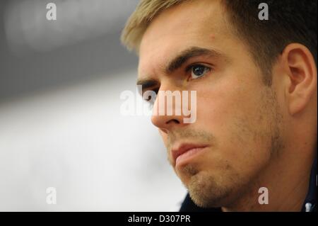 Paris, Frankreich. 5. Februar 2013. Deutschlands Kapitän Philipp Lahm nimmt Teil an einer Pressekonferenz, die von der deutschen Fußball-Nationalmannschaft in Paris, Frankreich, 5. Februar 2013. Deutsch spielt Frankreich am 6. Februar 2013. Foto: ANDREAS GEBERT/Dpa/Alamy Live-Nachrichten Stockfoto