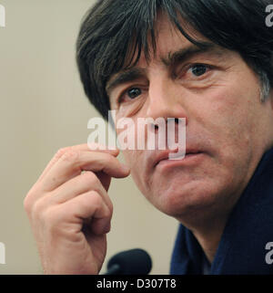 Paris, Frankreich. 5. Februar 2013. Deutschlands Trainer Joachim Loew beteiligt sich an einer Pressekonferenz, die von der deutschen Fußball-Nationalmannschaft in Paris, Frankreich, 5. Februar 2013. Deutsch spielt Frankreich am 6. Februar 2013. Foto: ANDREAS GEBERT/Dpa/Alamy Live-Nachrichten Stockfoto