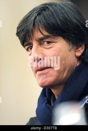 Paris, Frankreich. 5. Februar 2013. Deutschlands Trainer Joachim Loew beteiligt sich an einer Pressekonferenz, die von der deutschen Fußball-Nationalmannschaft in Paris, Frankreich, 5. Februar 2013. Deutsch spielt Frankreich am 6. Februar 2013. Foto: ANDREAS GEBERT/Dpa/Alamy Live-Nachrichten Stockfoto