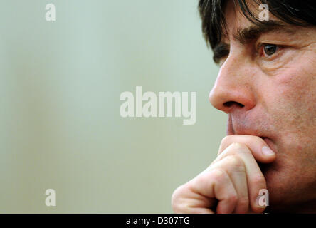 Paris, Frankreich. 5. Februar 2013. Deutschlands Trainer Joachim Loew beteiligt sich an einer Pressekonferenz, die von der deutschen Fußball-Nationalmannschaft in Paris, Frankreich, 5. Februar 2013. Deutsch spielt Frankreich am 6. Februar 2013. Foto: ANDREAS GEBERT/Dpa/Alamy Live-Nachrichten Stockfoto