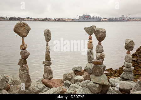 Felsen von Rabindra Sarkar, eine Reiki-Praktizierende aus Nordindien, Seaport Village an der San Diego Bay ausgeglichen Stockfoto