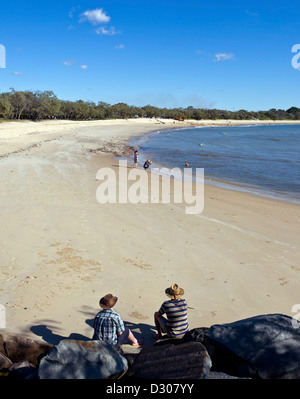 Sunshine Coast in Queensland, Australien - Leute sitzen auf Mooloolaba Beach Stockfoto