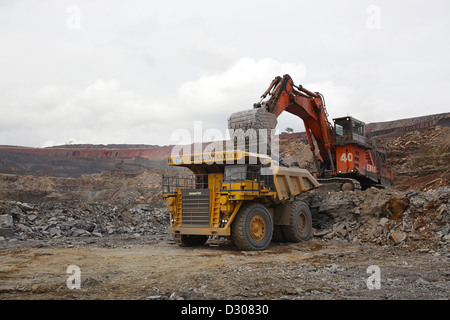 FQM Mining-Bagger und große Beute LKW Stockfoto