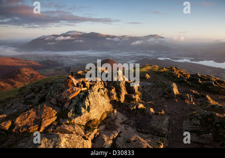 Skiddaw und Derwent Water vom Gipfel des Causey Hecht im frühen Morgen leichte Seenplatte Cumbria UK Stockfoto