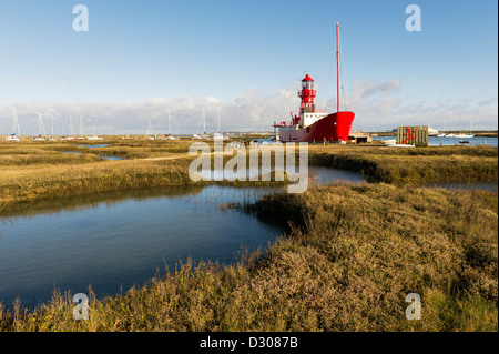 Ein pensionierter Lichtschiff festgemacht an der Bergkette am Tollesbury Saltings, Essex, UK Stockfoto