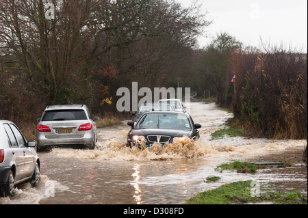 Überschwemmungen, UK - Autos Kampf zu fahren entlang einer überfluteten Land Straße, England, UK Stockfoto