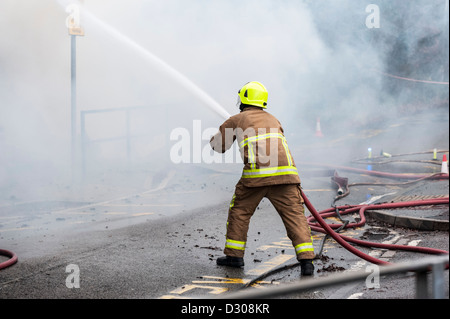 Feuerwehrmann bekämpfen ein Feuer im England, UK Stockfoto