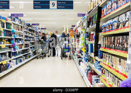 Supermarkt-Gang und Regale - Shopper in einem Tesco-Supermarkt Stockfoto