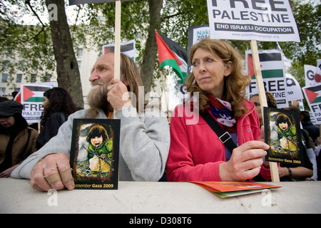 Ein pro-palästinensische Protest außerhalb Downing St in London statt. Stockfoto