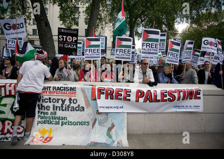 Ein pro-palästinensische Protest außerhalb Downing St in London statt. Stockfoto