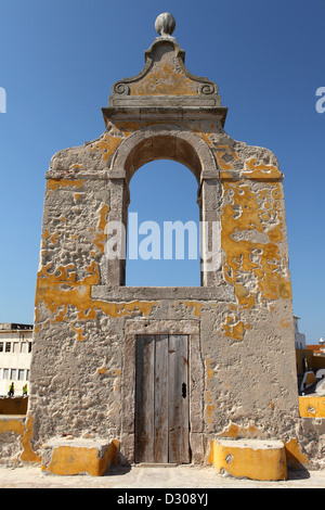 Ein Pombaline Art Tor innerhalb der kreisrunden Bastion ("Baluarte Redondo") in Peniche, Estremadura, Portugal. Stockfoto