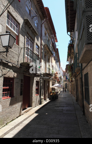 Engen Gassen wie der Rua de Santa Maria in Guimaraes, Portugal. Stockfoto