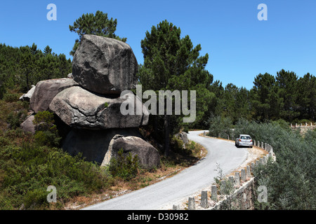 Felsen stehen an einem S-Bogen im Peneda Geres Nationalpark, Minho, Portugal. Stockfoto