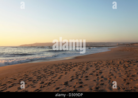 Spuren am sandigen Strand von Figueira da Foz in Estremadura, Portugal. Stockfoto