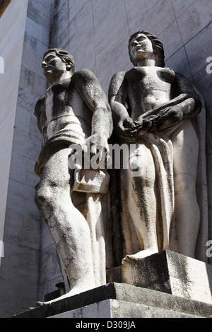 Neuen Staat (Estado Novo) Statuen auf Wissenschaft und Technologie-Fakultät der Universität von Coimbra, Portugal. Stockfoto