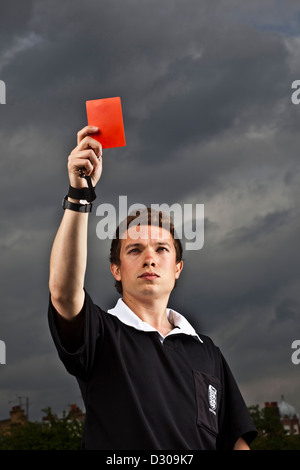 Halten rote Karte Fußball Schiedsrichter Stockfoto