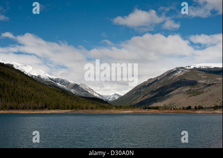 Ein hohen Berg Stausee erwartet das Abschmelzen des Rekord Schnee auf den Gipfeln im Hintergrund gezeigt. Stockfoto