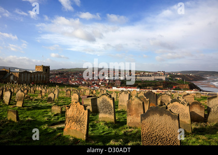 Friedhof und Pfarrkirche Kirche St Mary, Whitby, North Yorkshire. Stockfoto