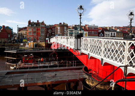 Whitby Drehbrücke über den Fluss Esk, North Yorkshire, England Stockfoto