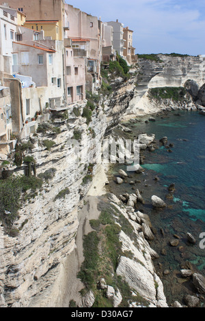 Das mittelalterliche Viertel von Bonifacio klammert sich an den Klippen über dem Mittelmeer an der Südspitze von Korsika Stockfoto