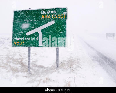 A537 Cat and Fiddle Straße zwischen Buxton und Macclesfield, UK. 5. Februar 2013. Starker Schneefall und starkem Wind bringen die A537 schwierige Fahrbedingungen. Stockfoto