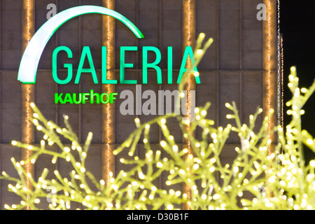 Galeria Kaufhof am Alexanderplatz in der Weihnachtsbeleuchtung Stockfoto