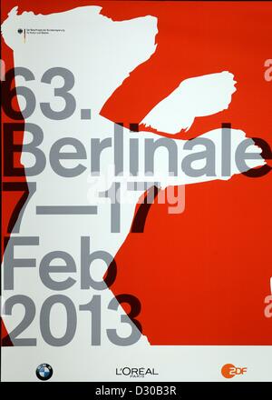 Ein Poster mit dem Logo der Berlinale 2013 hängen in den Raum für die Pressekonferenz im Hyatt Hotel am Potsdamer Platz in Berlin, Deutschland, 5. Februar 2013. Foto: Jens Kalaene Stockfoto