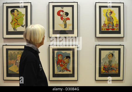 Ein Besucher schaut Karikaturen aus dem Zyklus "Hitleriada Furiosa" durch polnische Karikaturist Stanislaw Toegel von 1944 / 45 in der Sonderausstellung 'Marine ist, Wenn Mann Oscar Lacht' im deutschen Marinemuseum in Wilhelmshaven, Deutschland, 9. Januar 2013. Die Ausstellung der humorvolle und satirische Elemente aus der Auflistung wird auf dem Display bis 07 April sein. Foto: Carmne Jaspersen Stockfoto