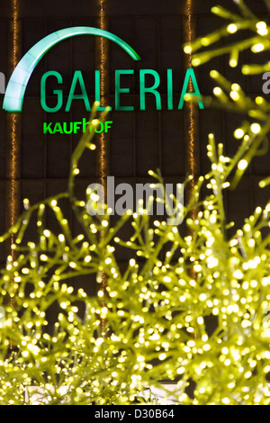 Galeria Kaufhof am Alexanderplatz in der Weihnachtsbeleuchtung Stockfoto
