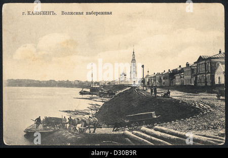 Stadt Kaljazin. Kai von der Wolga vor der Revolution. Retro-Postkarte. Stockfoto