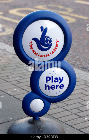 UK national Lottery zu spielen hier Zeichen auf dem Fußweg vor einem Geschäft im Vereinigten Königreich Stockfoto