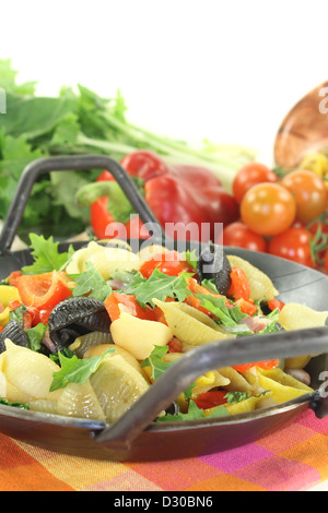 frisch gekochte Pasta-Pfanne mit Paprika, Kohlrabi, Schinken-Streifen, Tomaten und Knoblauch Stockfoto