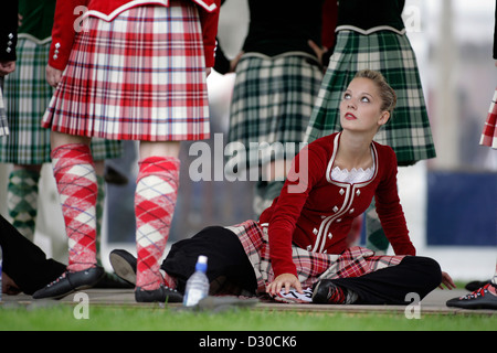 Tänzer, die Vorbereitung für das Highland Dancing Meisterschaft Finale beim Cowal Highland Gathering in Dunoon, Schottland. Stockfoto