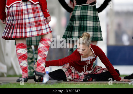 Tänzer, die Vorbereitung für das Highland Dancing Meisterschaft Finale beim Cowal Highland Gathering in Dunoon, Schottland. Stockfoto