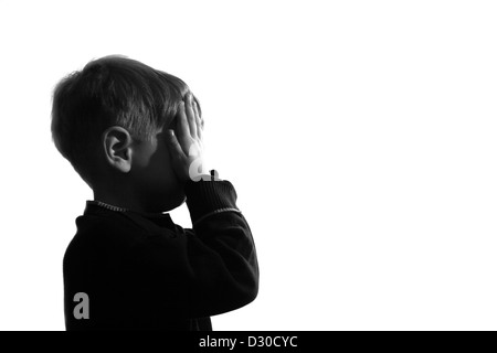 kleiner Junge schließen ihre Augen vor Licht, schwarz / weiß Stockfoto