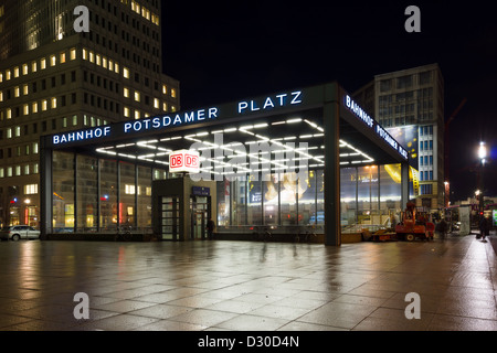 BERLIN - 04. Februar: Bahnhof Potsdamer Platz 4. Februar 2013 in Berlin, Deutschland Stockfoto