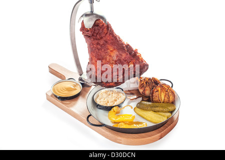 Gegrilltes Schweinefleisch Knie mit Zwiebeln, Senf und Meerrettich auf weißem Hintergrund Stockfoto