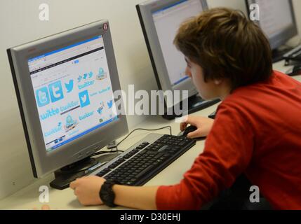 (ABBILDUNG) Eine Illustration zeigt ein Jüngling sitzt hinter einem Computer-Monitor zeigt Bilder von Twitter in der Berliner Cosmoplitan Schule bei einem Pressegespräch am Safer Internet Day in Berlin, Deutschland, 5. Februar 2013. Foto: Jens Kalaene Stockfoto