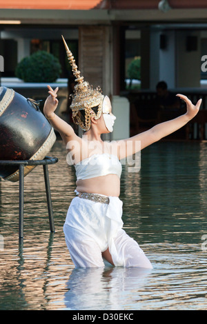 Weibliche Darstellerin in der Feuertanz Show im Marriott Hotel Phuket Stockfoto