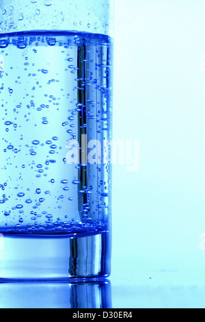 Blau sprudelte Wasser im Glas Stockfoto