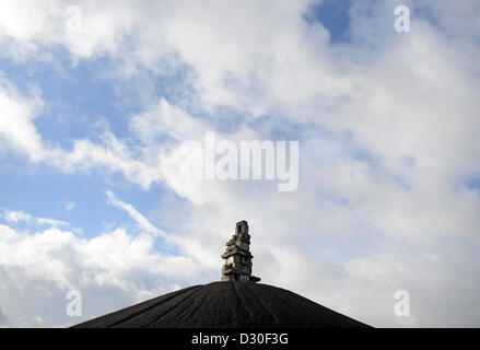 Ein Stück blauer Himmel ist hinter der Himmelstreppe (Stairway to Heaven) von Artis Herman Prigann auf der Halde Rheinelbe in Gelsenkirchen, Deutschland, 5. Februar 2013 abgebildet. Foto: CAROLINE SEIDEL Stockfoto