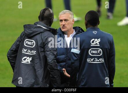 Paris, Frankreich. 5. Februar 2013. Frankreichs Trainer Didier Deschamps spricht mit zwei Spielern im französischen Fußball Team Training im Stade de France in Paris, Frankreich, 5. Februar 2013. Deutsch spielt Frankreich am 6. Februar 2013. Foto: ANDREAS GEBERT/Dpa/Alamy Live-Nachrichten Stockfoto