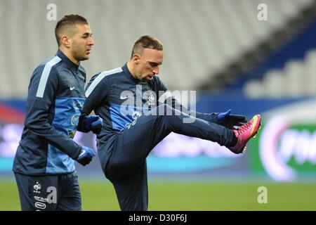 Paris, Frankreich. 5. Februar 2013. Karim Benzema (L) und Franck Ribery France nimmt Teil in der französischen Fußball-Team Praxis im Stade de France in Paris, Frankreich, 5. Februar 2013. Deutsch spielt Frankreich am 6. Februar 2013. Foto: ANDREAS GEBERT/Dpa/Alamy Live-Nachrichten Stockfoto