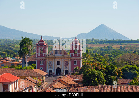 Blick auf Igelsia el Calvario und Vulkane, Leon, Nicaragua, Mittelamerika Stockfoto